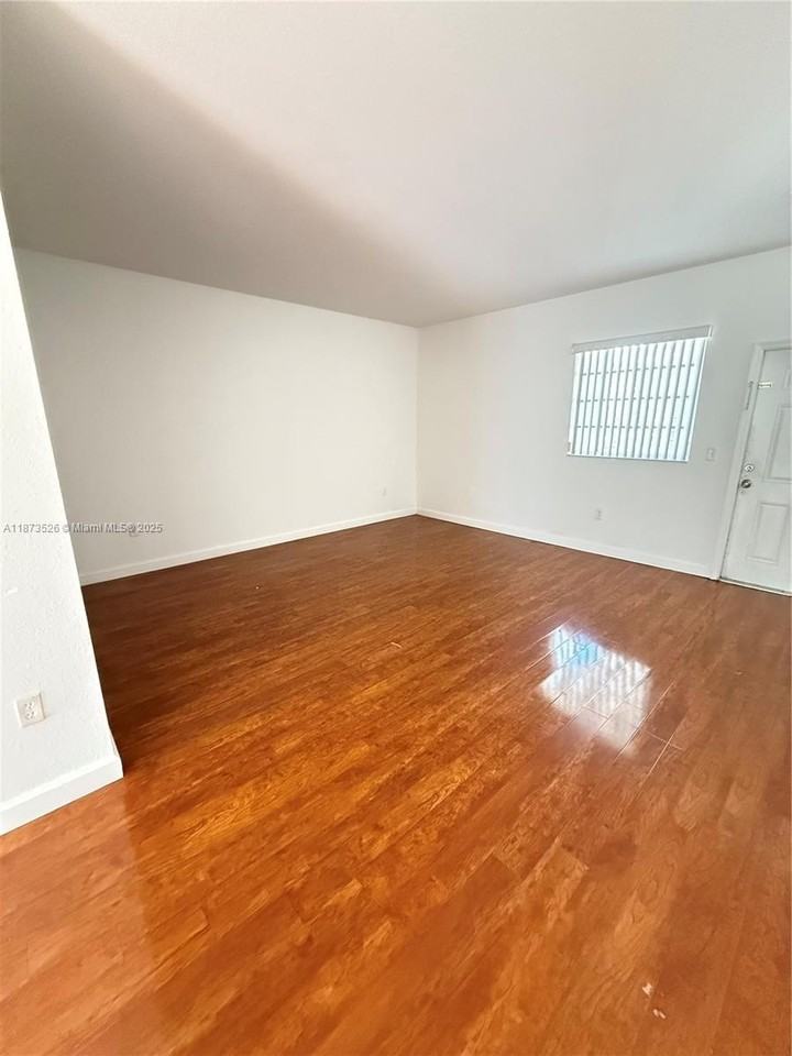 373 Ne 26th Pl #202 - Photo 4 of 16