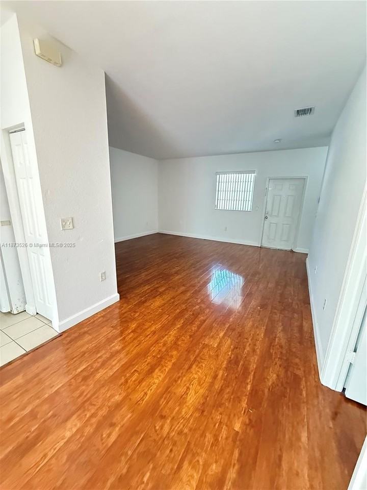 373 Ne 26th Pl #202 - Photo 5 of 16