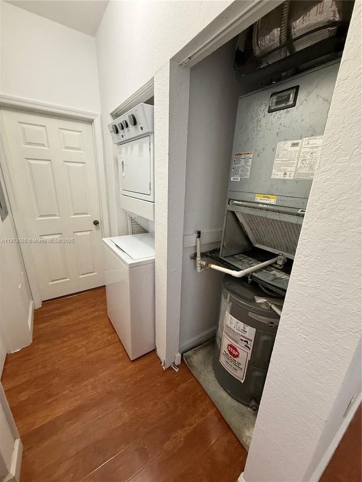 373 Ne 26th Pl #202 - Photo 7 of 16