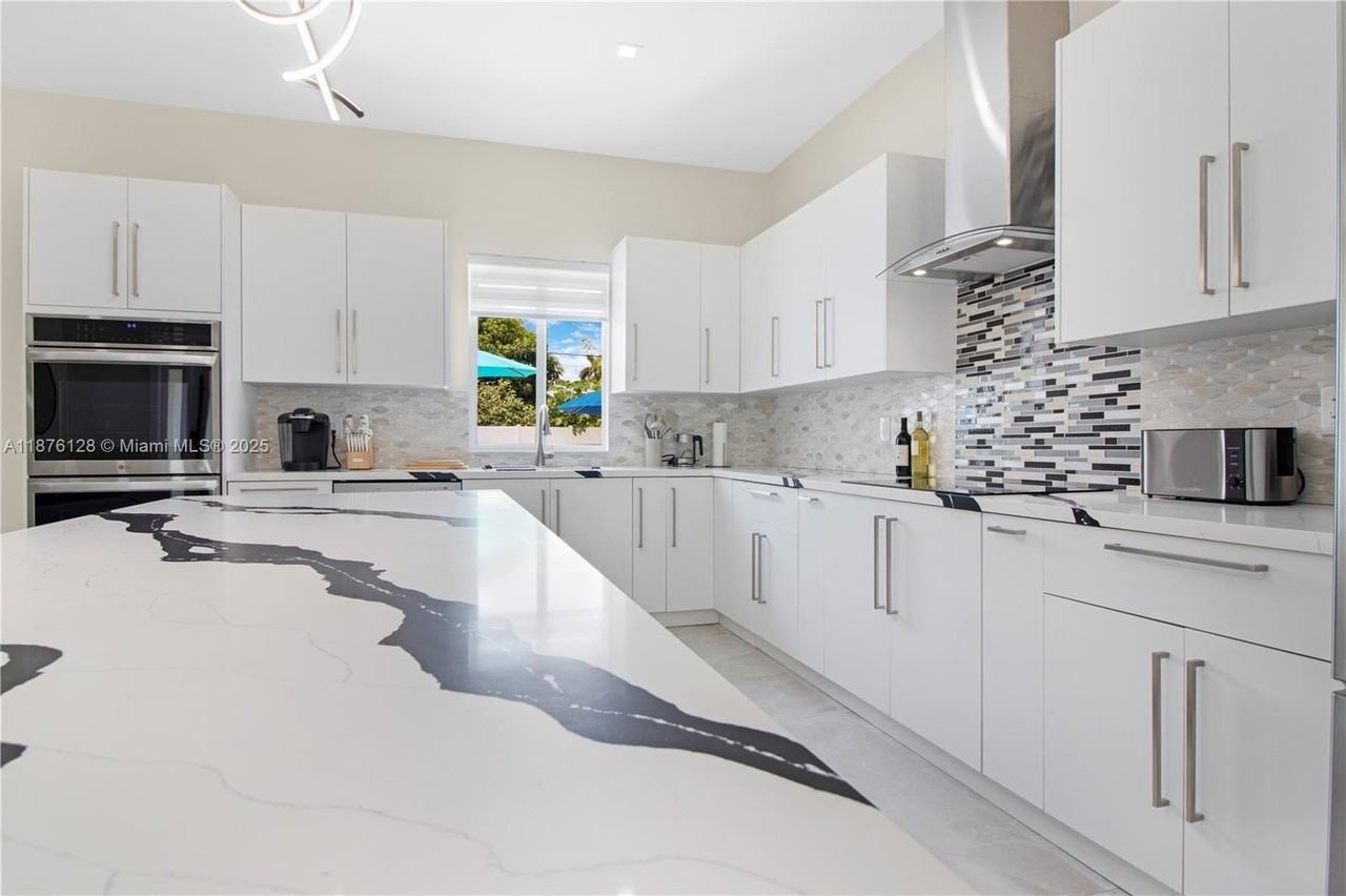 14840 Ne 8th Ave - Photo 5 of 19