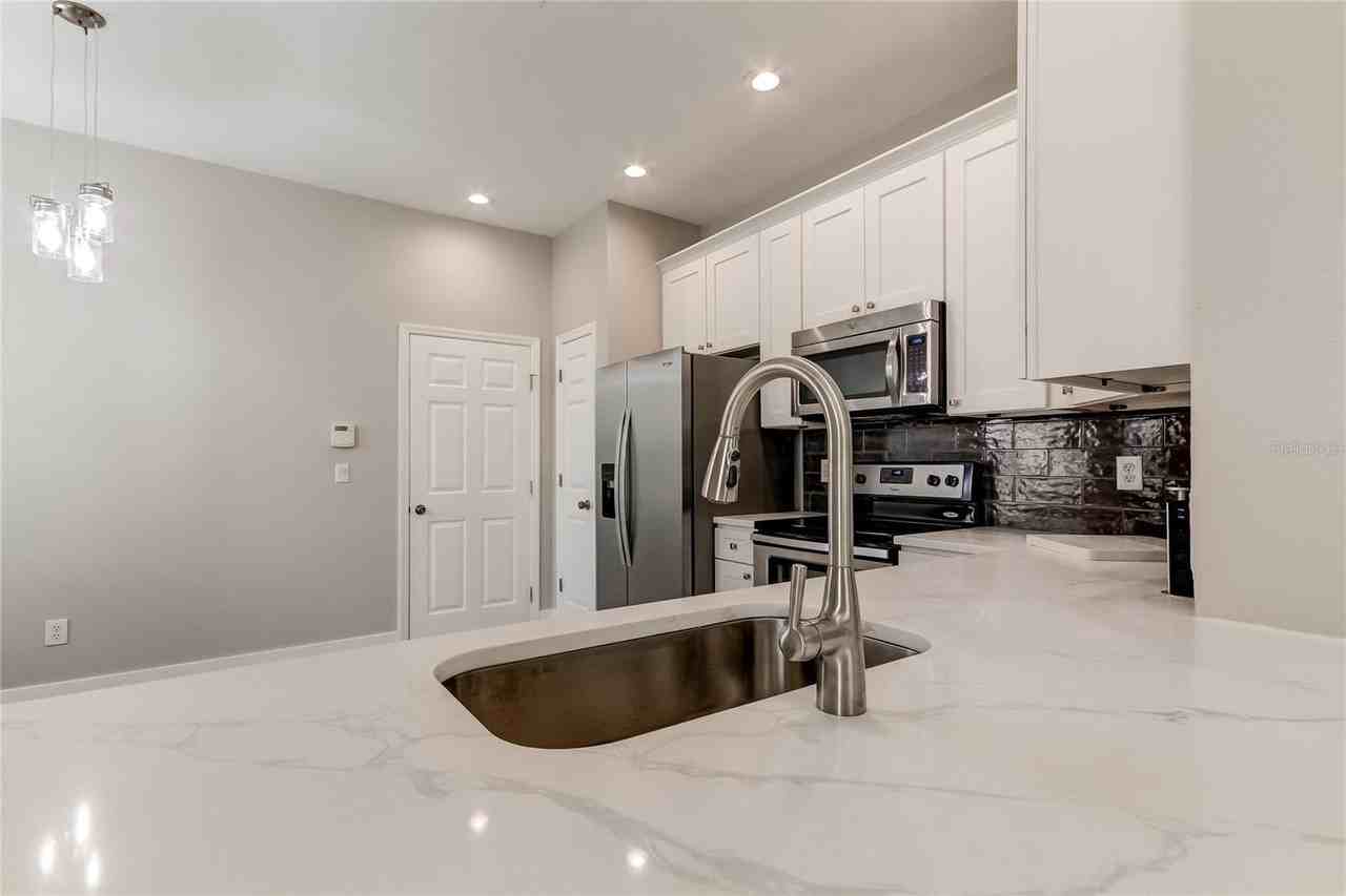 11068 Windsor Place Cir - Photo 4 of 50