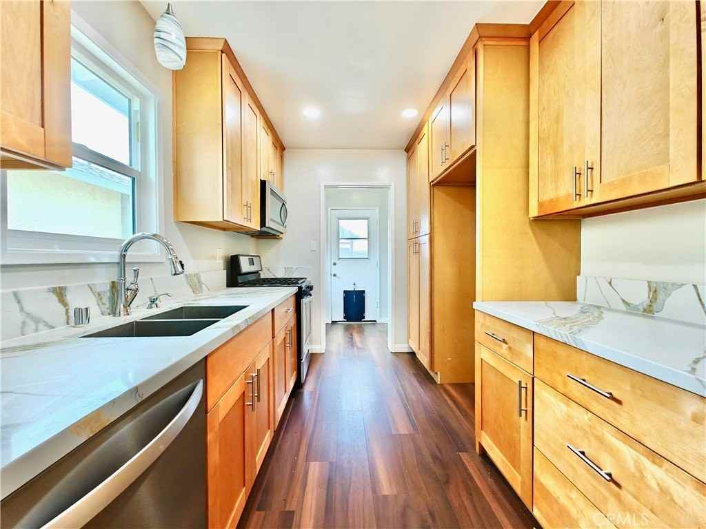 745 W E St - Photo 5 of 20