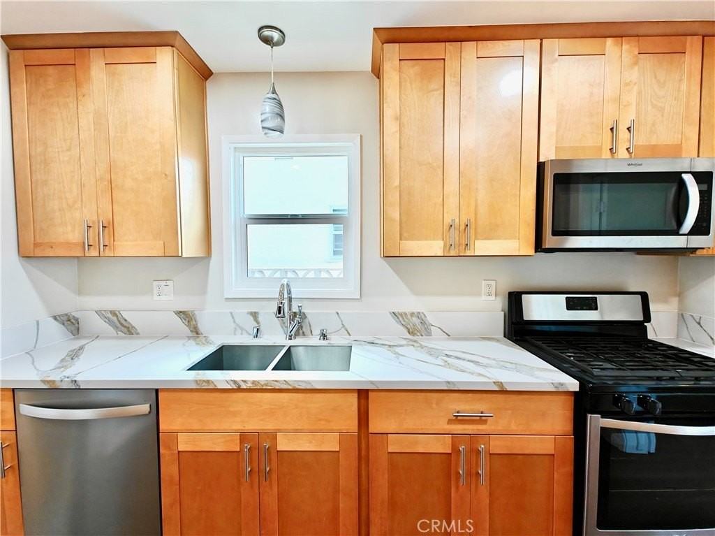 745 W E St - Photo 6 of 20