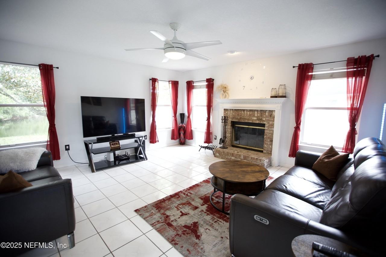 11676 Oxford Crest Ln - Photo 7 of 39