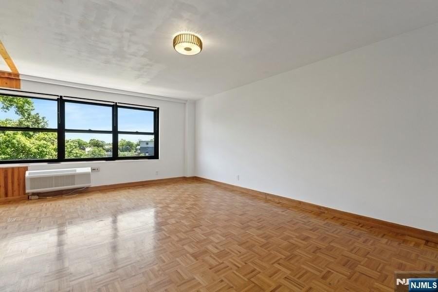 2352 Linwood Avenue - Photo 4 of 22