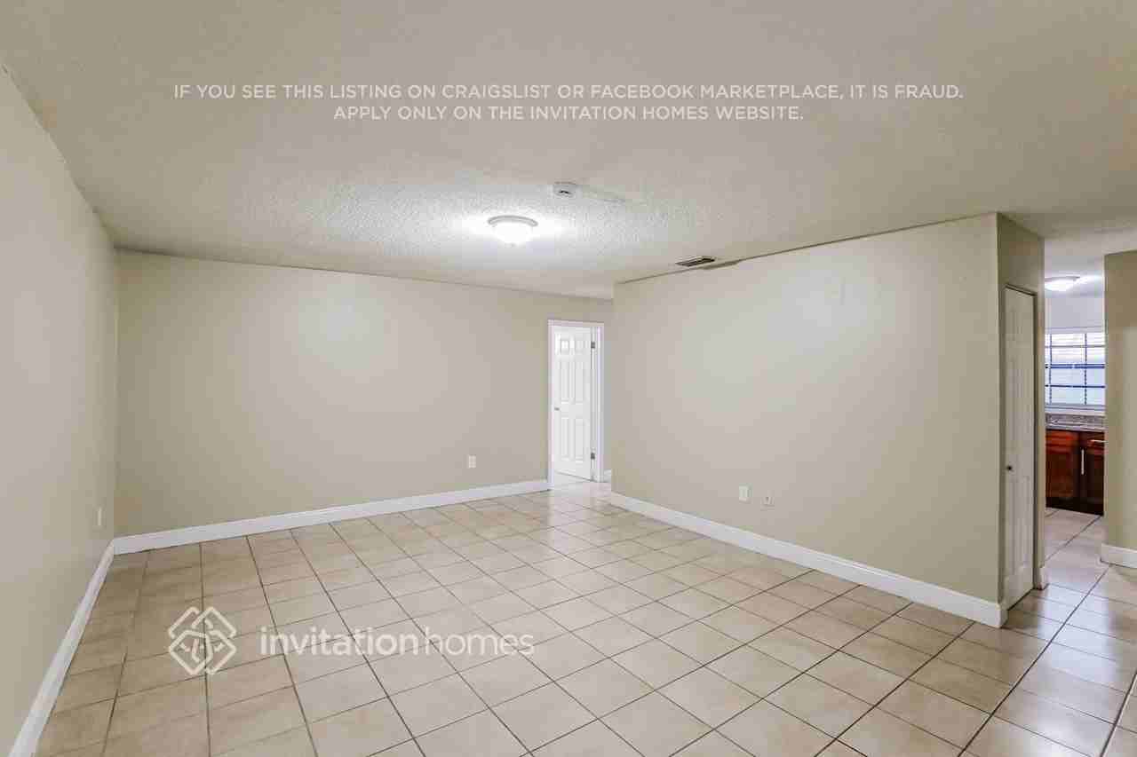 20015 W Oakmont Cir - Photo 3 of 17