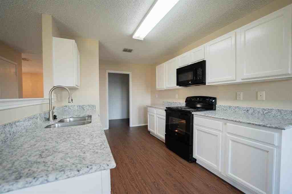 1556 Glenwick Dr - Photo 4 of 15