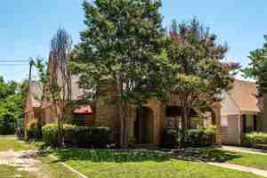 featured image of 3211 Odessa Ave