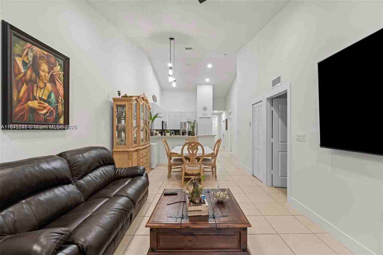 3220 Ne 11th Dr - Photo 3 of 8