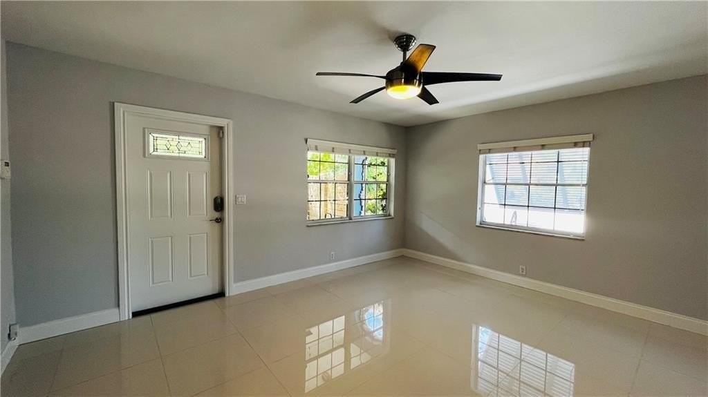 730 Middle St - Photo 4 of 50