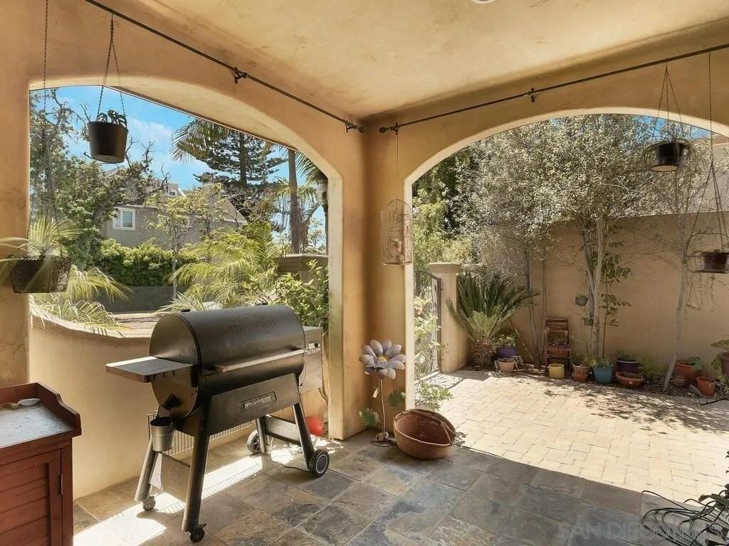 911 4th St - Photo 4 of 37