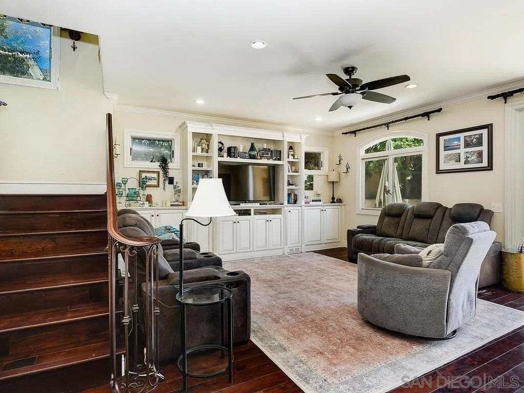 911 4th St - Photo 5 of 37