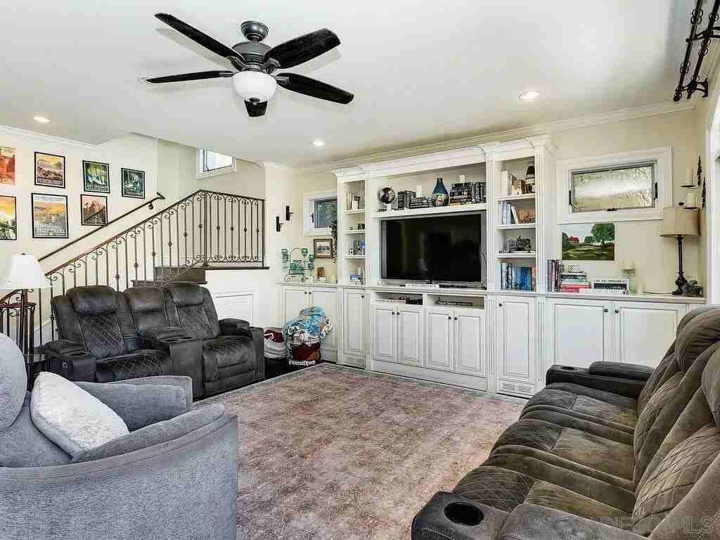 911 4th St - Photo 6 of 37