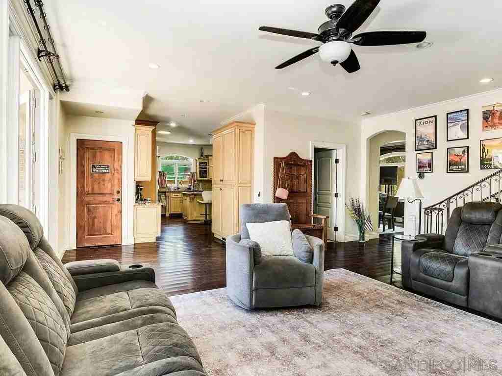 911 4th St - Photo 7 of 37