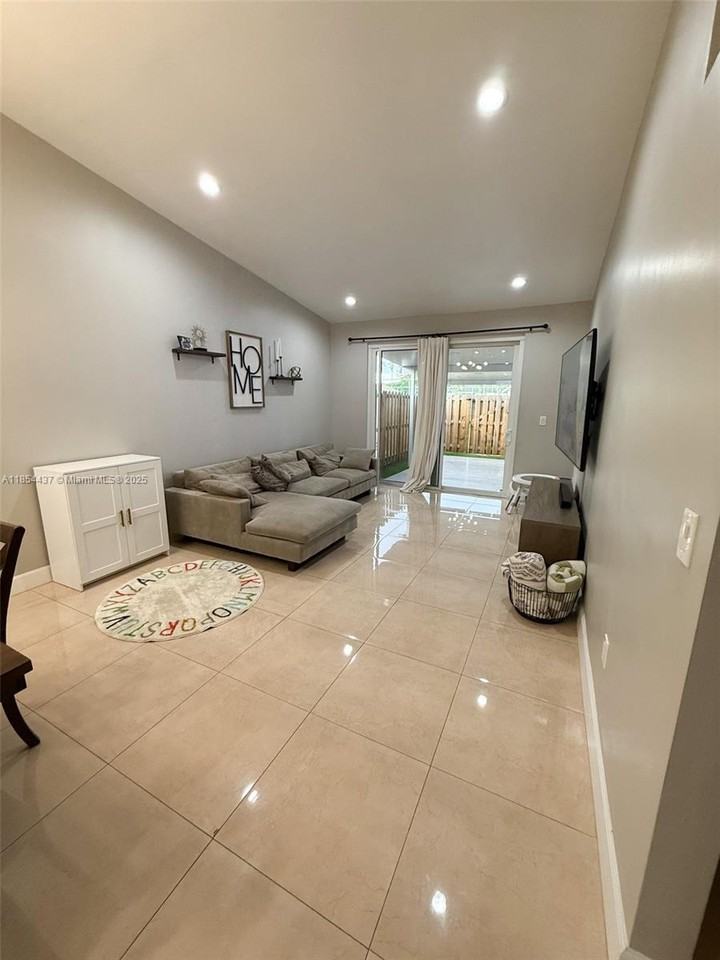 19231 Nw 67th Pl - Photo 3 of 8