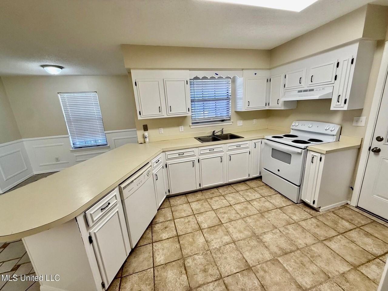 1215 Spring Drive - Photo 4 of 13