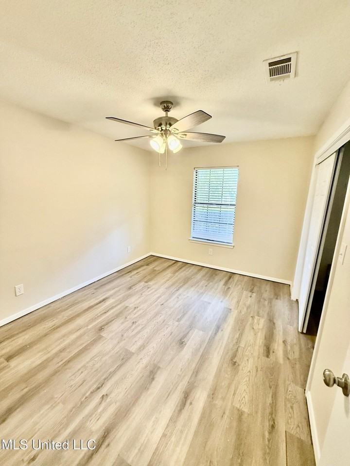 1215 Spring Drive - Photo 7 of 13