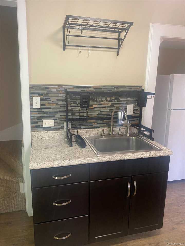 378 Elwood Ave - Photo 4 of 13