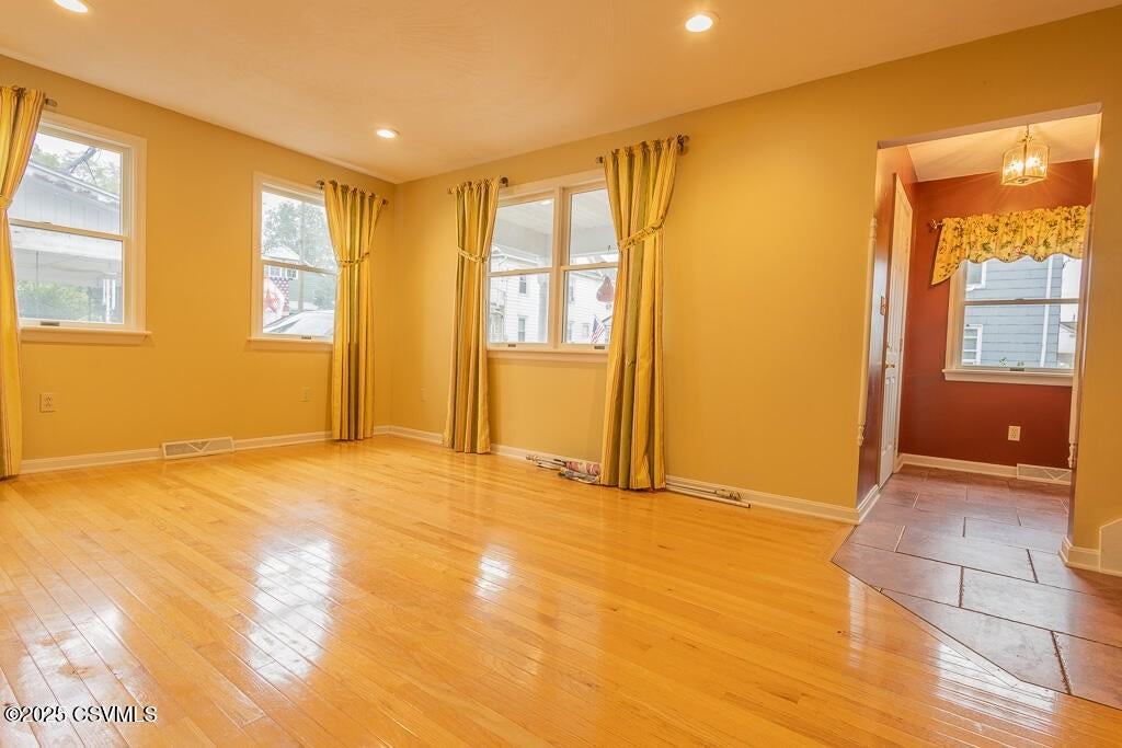 415 W 1st St - Photo 4 of 27