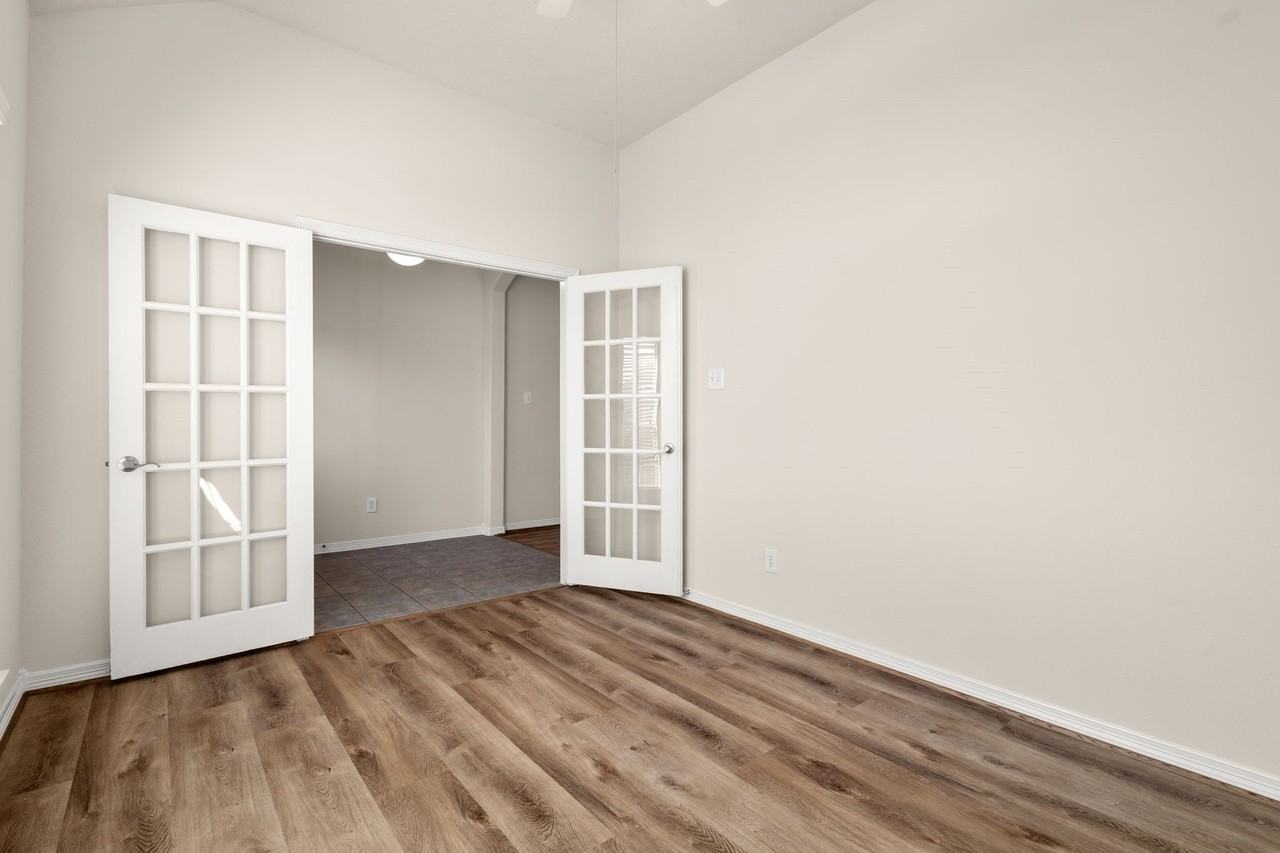 2302 Oakleaf Hills Cir - Photo 4 of 30