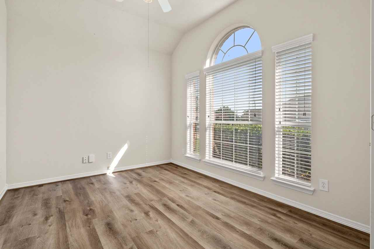 2302 Oakleaf Hills Cir - Photo 5 of 30