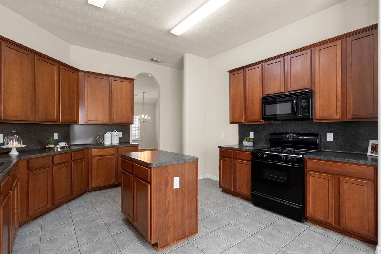 2302 Oakleaf Hills Cir - Photo 6 of 30