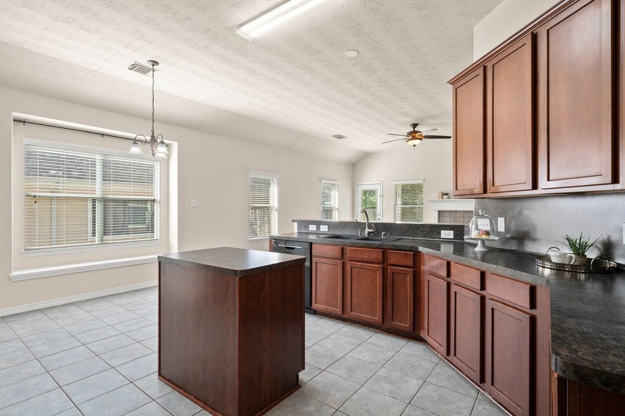 2302 Oakleaf Hills Cir - Photo 7 of 30