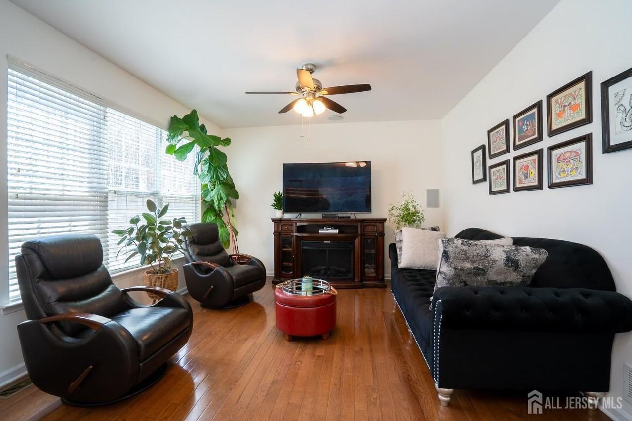 460 Morning Glory Dr - Photo 5 of 50