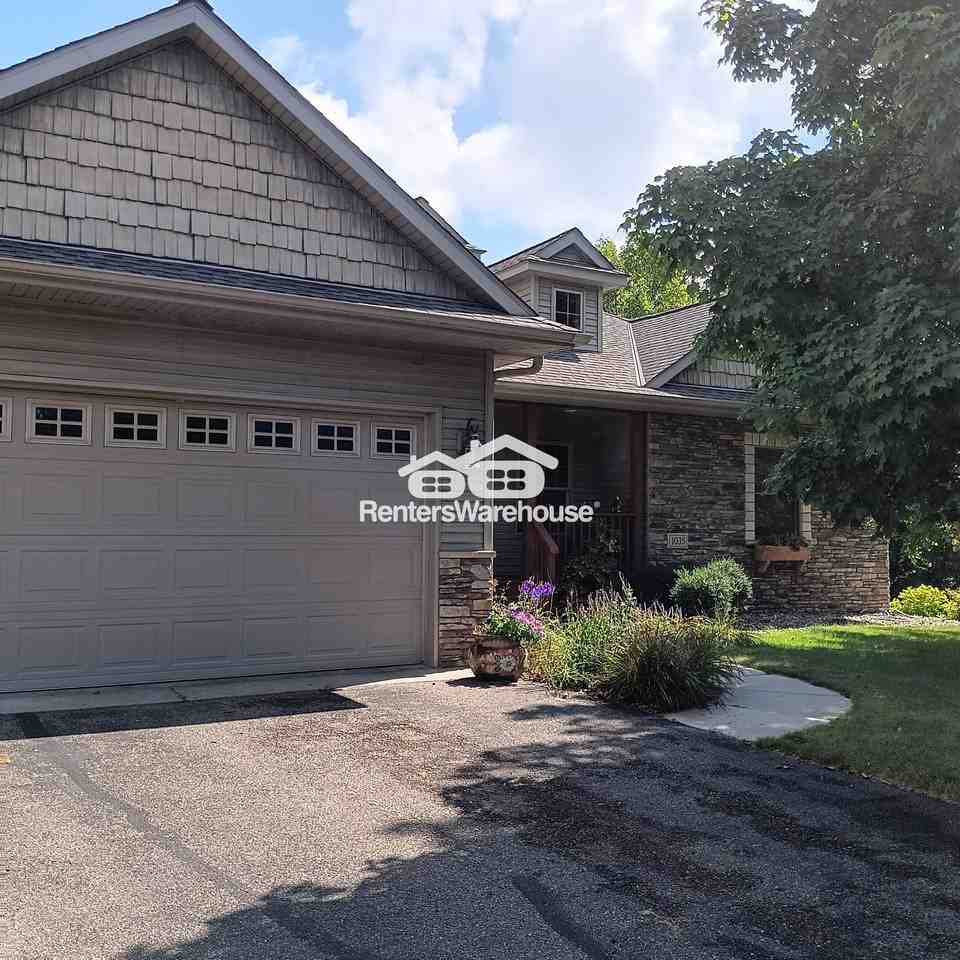 1035 Bay Cir S - Photo 2 of 42