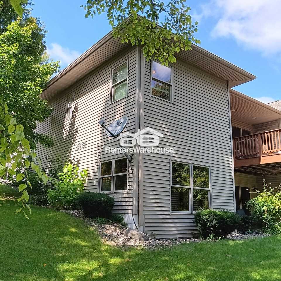 1035 Bay Cir S - Photo 3 of 42