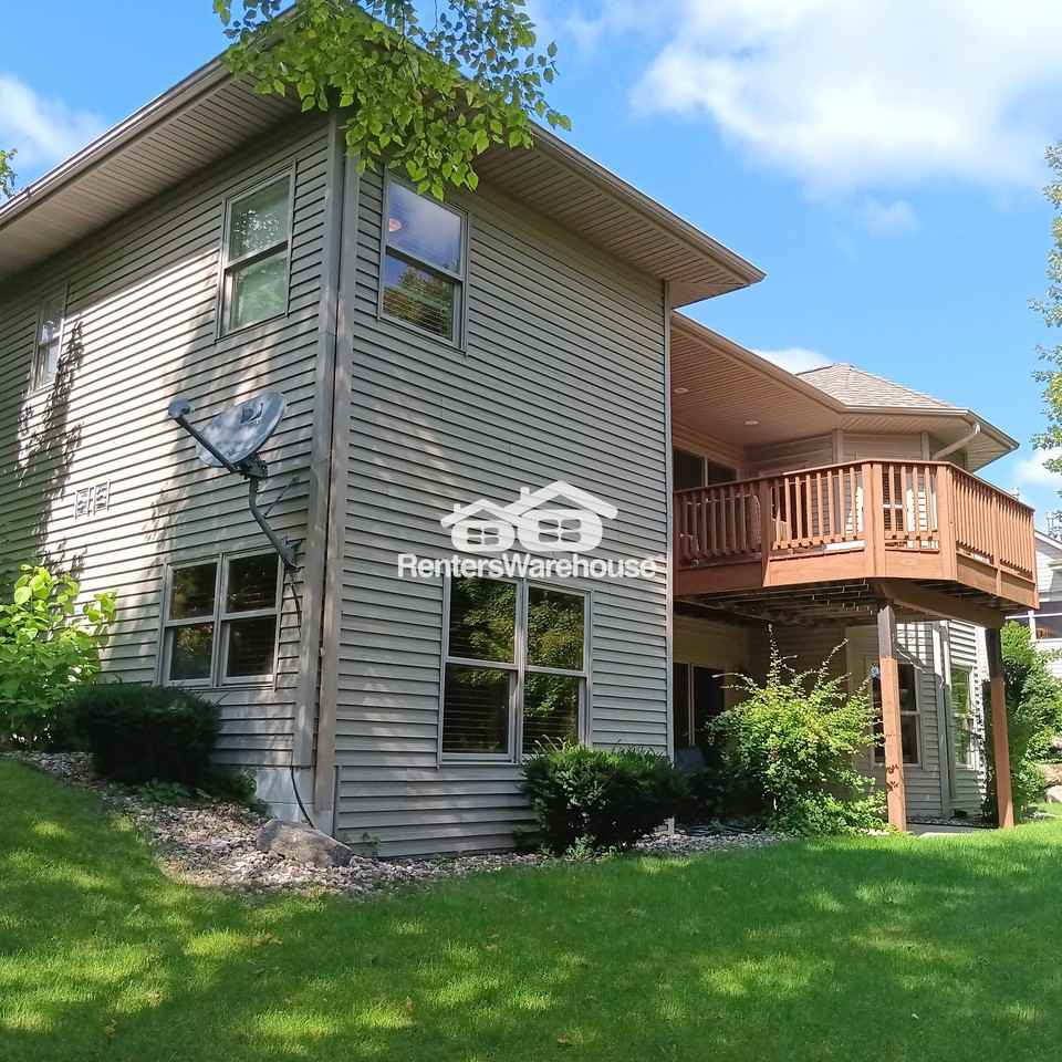 1035 Bay Cir S - Photo 4 of 42