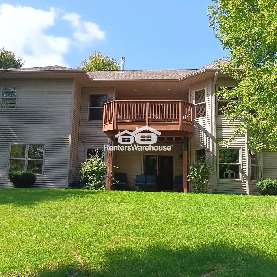 1035 Bay Cir S - Photo 5 of 42