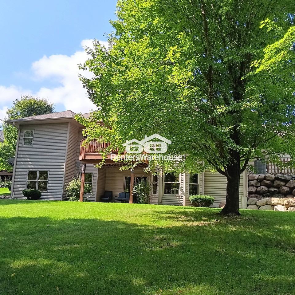 1035 Bay Cir S - Photo 6 of 42