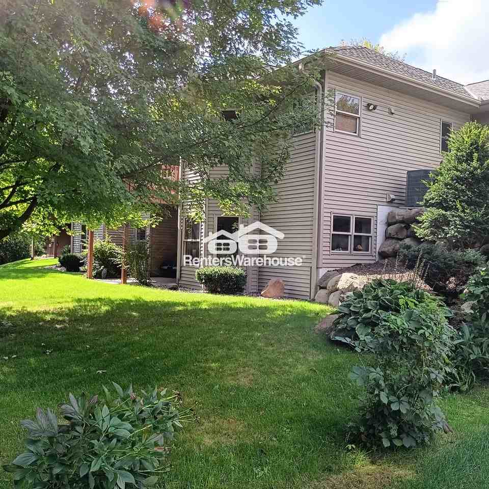 1035 Bay Cir S - Photo 7 of 42