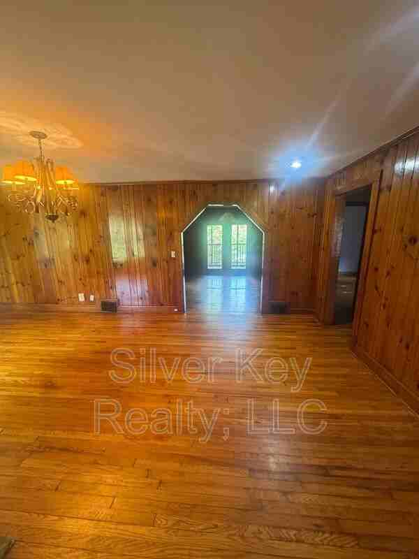 900 S Jackson St - Photo 6 of 21