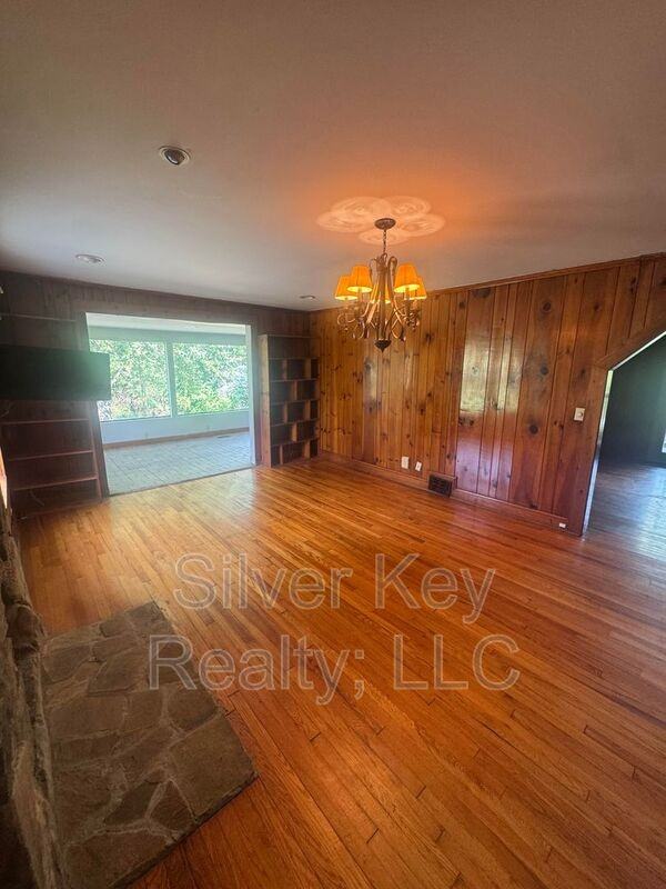 900 S Jackson St - Photo 7 of 21