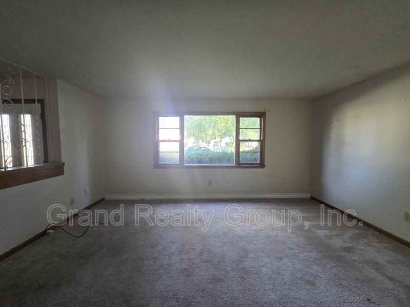 608 Deerpath Dr - Photo 2 of 11
