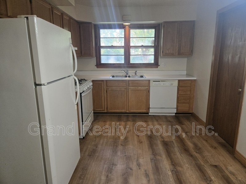 608 Deerpath Dr - Photo 3 of 11