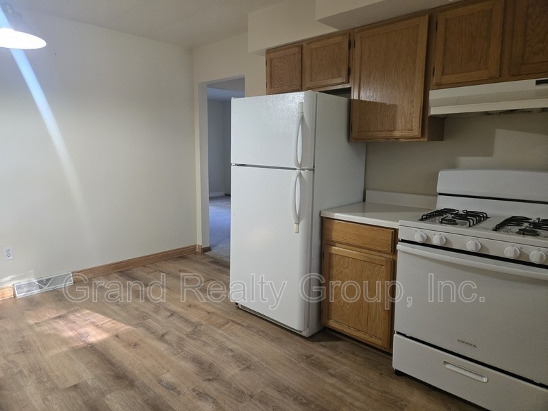 608 Deerpath Dr - Photo 4 of 11