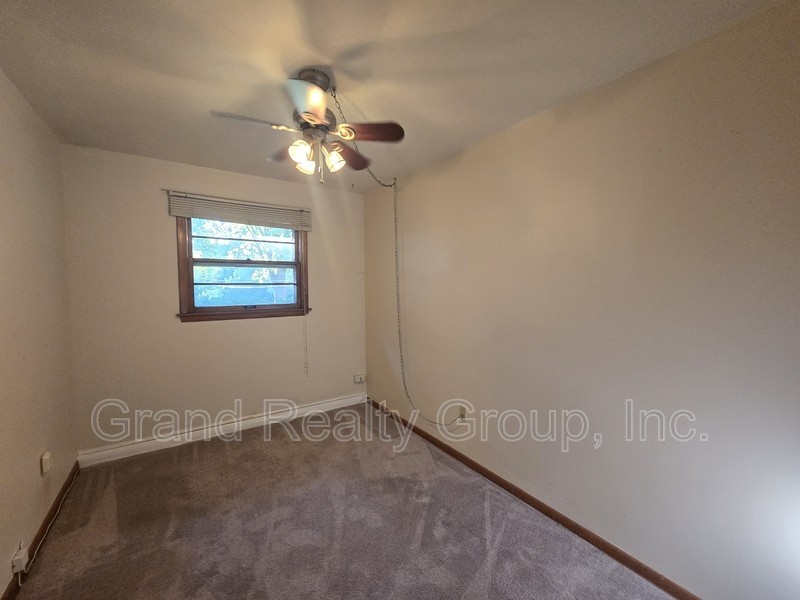 608 Deerpath Dr - Photo 5 of 11