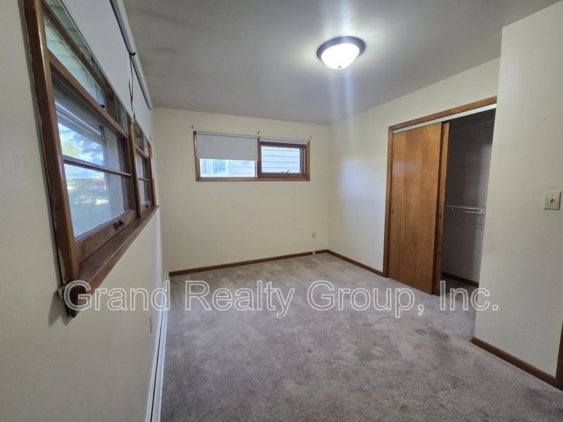 608 Deerpath Dr - Photo 6 of 11