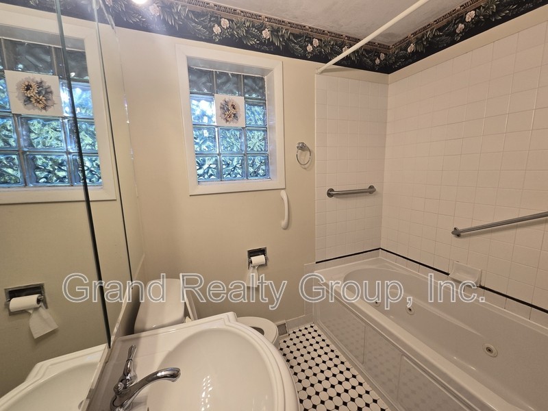 608 Deerpath Dr - Photo 7 of 11