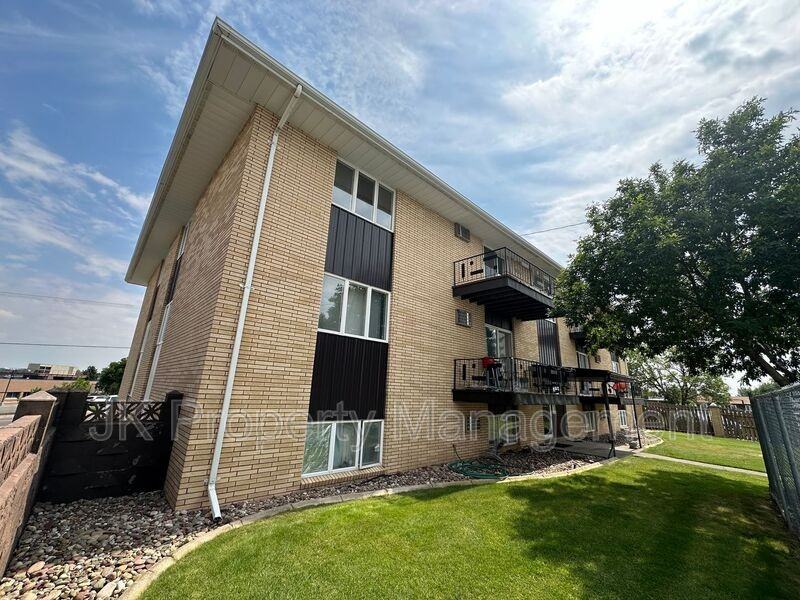 1400 4th St S #7 - Photo 2 of 24