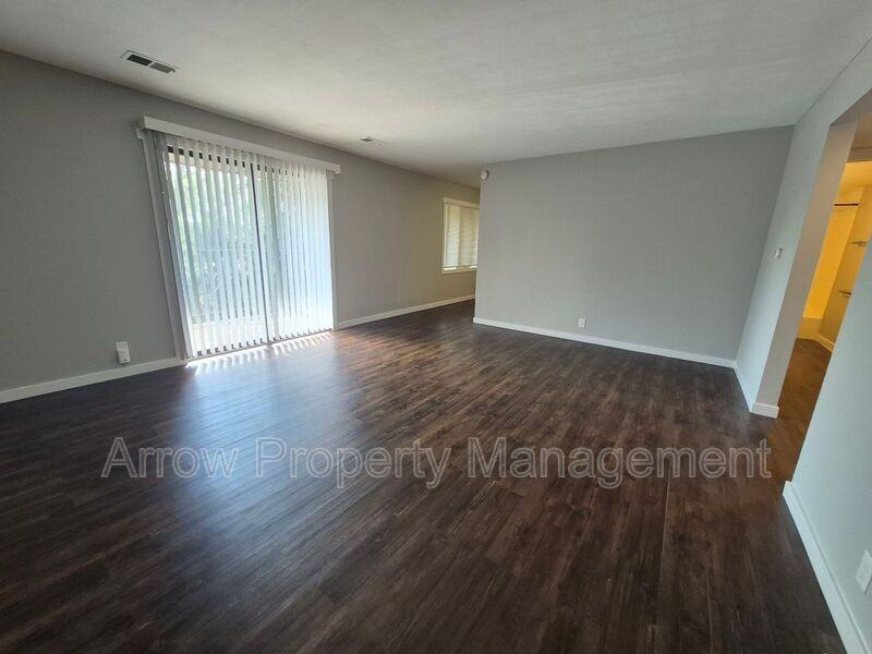 440 Moffitt St #1 - Photo 3 of 11