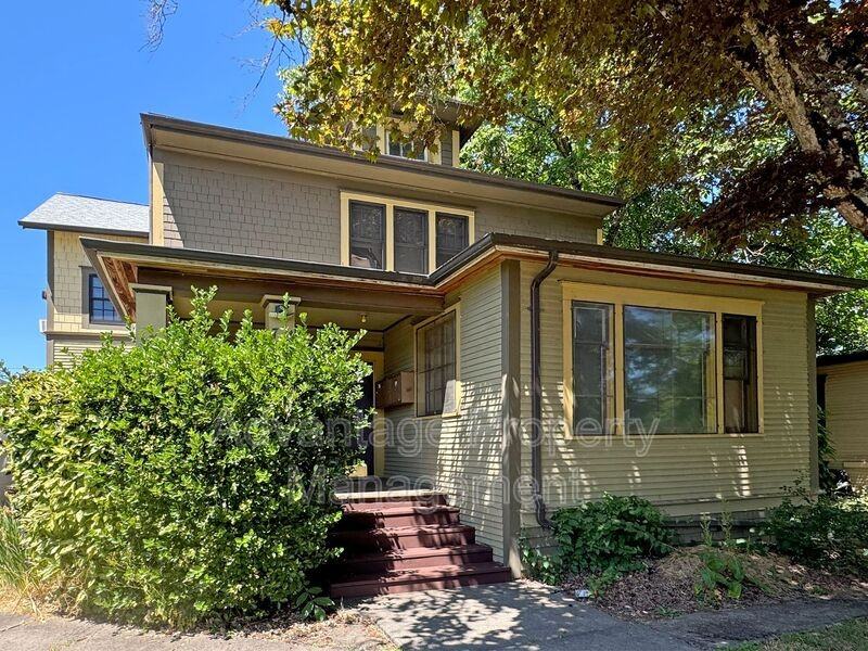 728 Sw 3rd St #5 - Photo 2 of 3