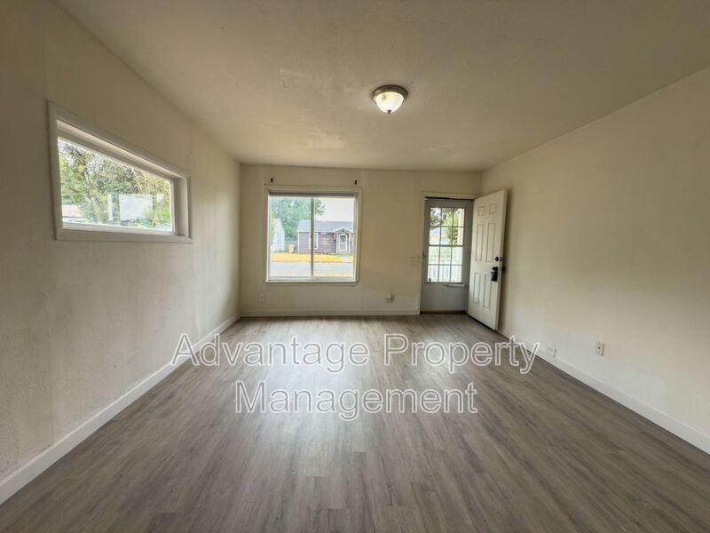 319 15th Ave Se - Photo 3 of 17