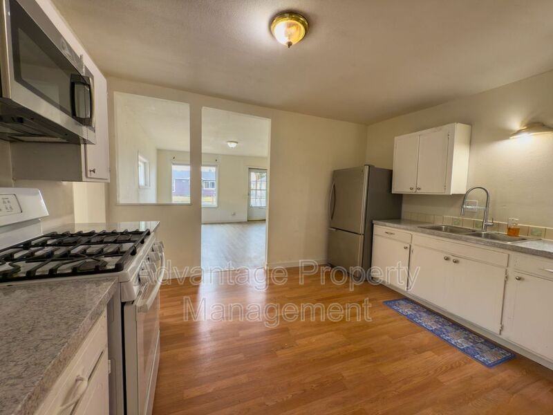 319 15th Ave Se - Photo 5 of 17