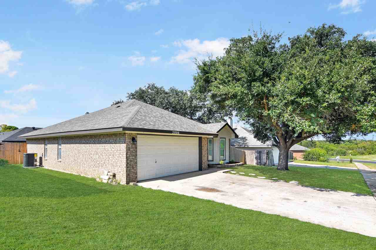 2806 Fieldstone Dr - Photo 2 of 19