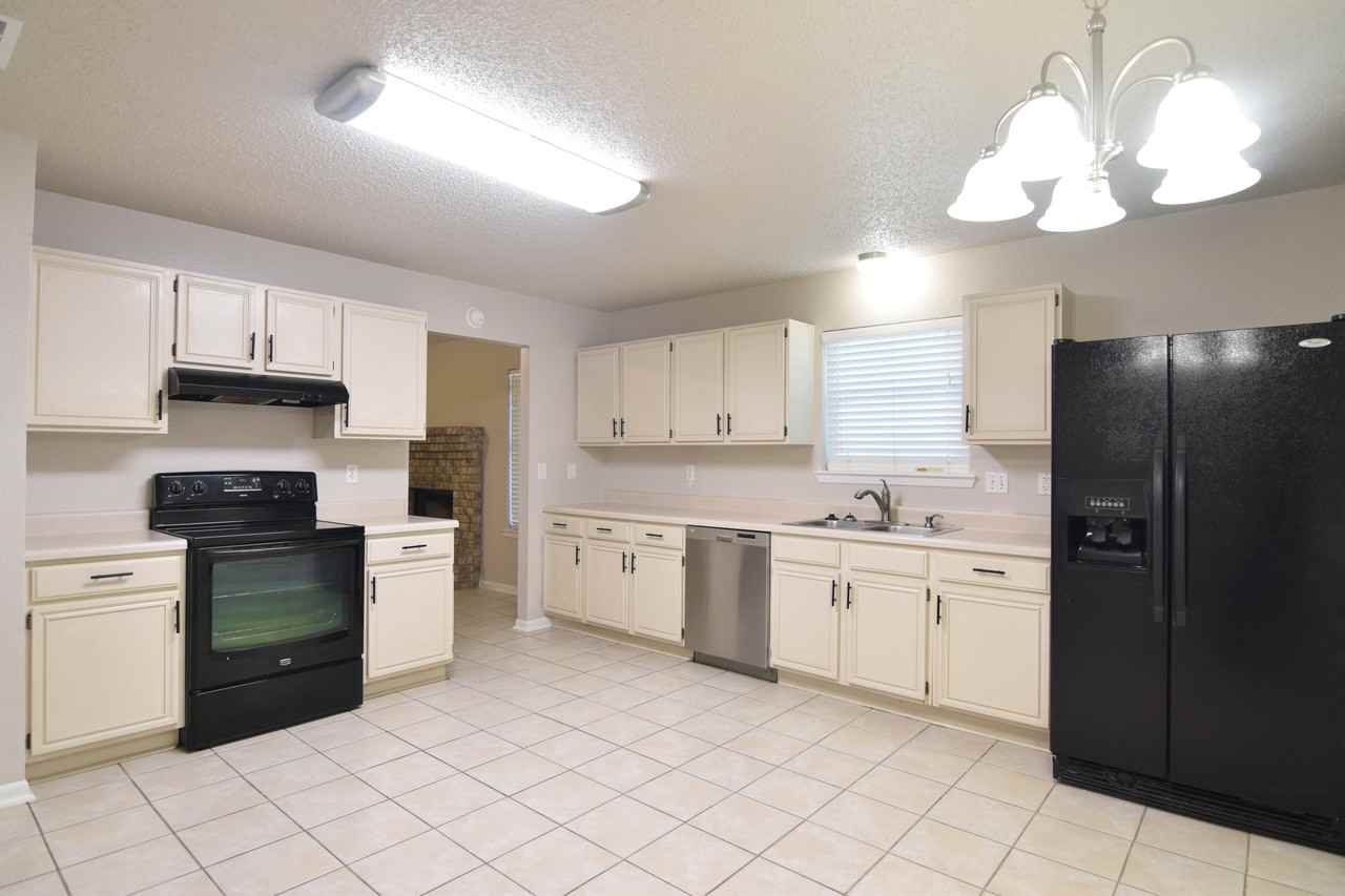 2806 Fieldstone Dr - Photo 4 of 19