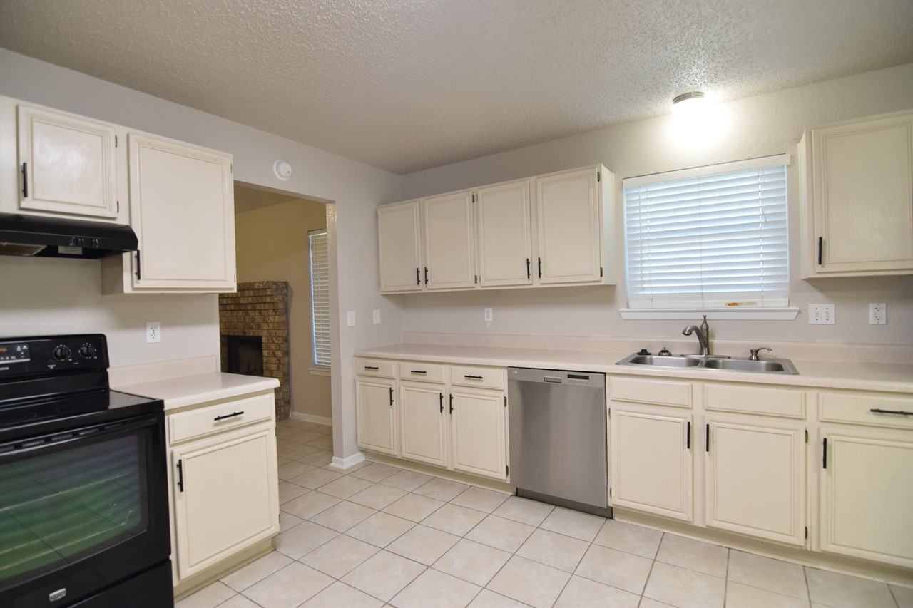 2806 Fieldstone Dr - Photo 5 of 19